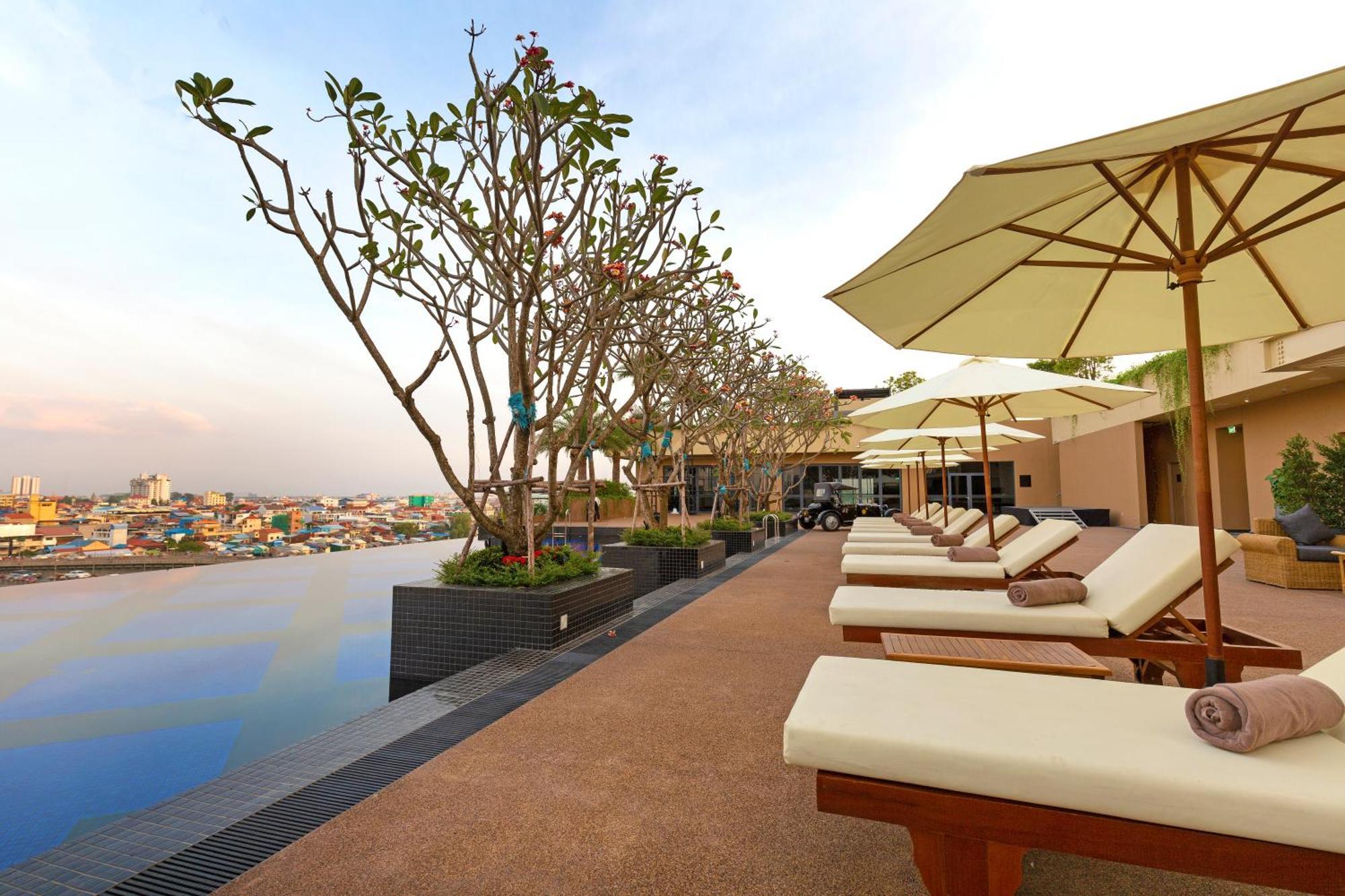 Sun & Moon, Riverside Hotel Phnom Penh Exterior photo
