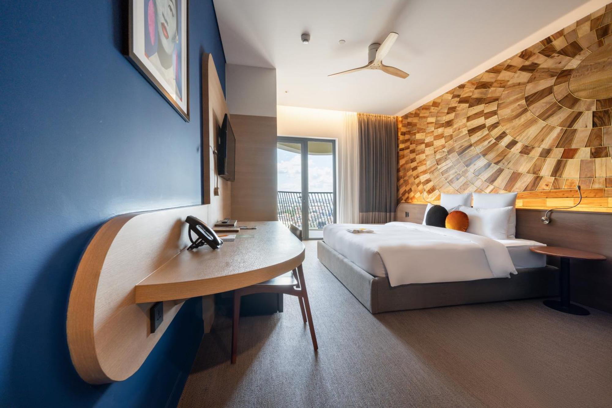 Sun & Moon, Riverside Hotel Phnom Penh Exterior photo